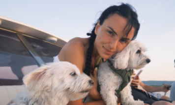 “Ho fatto di peggio”: Arisa cancella la foto in topless e ne spiega la ragione - Gossip.it