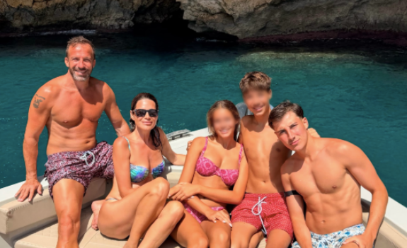 Alessandro Del Piero condivide le rare foto della vacanza in famiglia in Spagna: guarda - Gossip.it