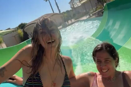 Chiara Ferragni si diverte sull’Acquascivolo