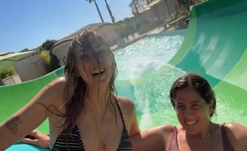 Chiara Ferragni si diverte sull’Acquascivolo