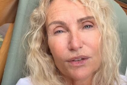 “Sei vecchia, ritirati!”: Licia Colò contro gli attacchi che riceve sui social dai leoni da tastiera - Gossip.it