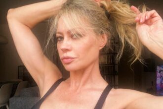 “Non lo rifarei più”: Anna Falchi è pentita della mastoplastica additiva al seno fatta quando aveva solo 18 anni - Gossip.it
