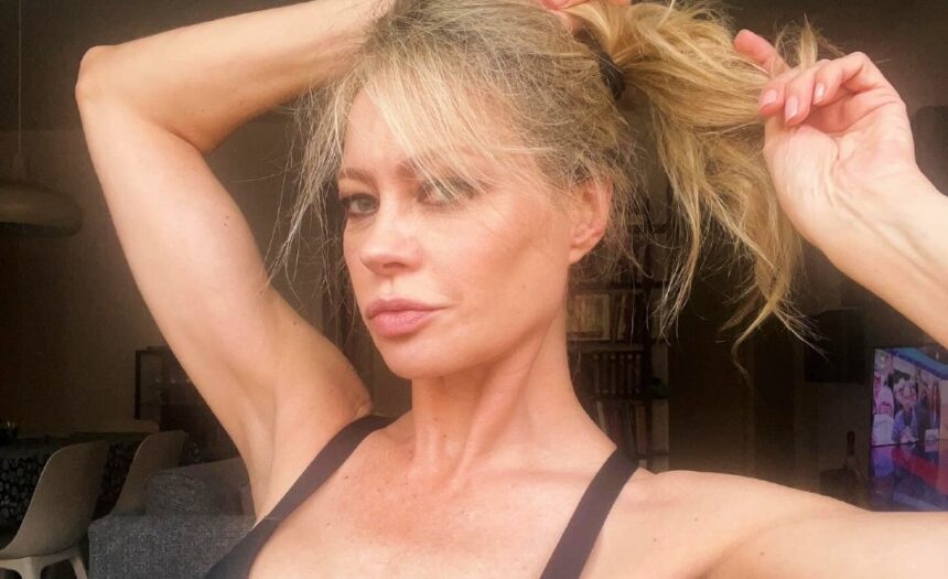 “Non lo rifarei più”: Anna Falchi è pentita della mastoplastica additiva al seno fatta quando aveva solo 18 anni - Gossip.it