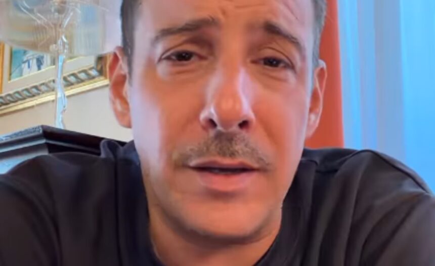 Francesco Gabbani malore e concerto interrotto a Letojanni, ecco come sta il cantante: “Sono vivo” - Gossip.it