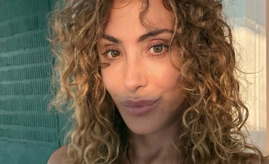 “Fai ancora la ragazzina”: Sabrina Salerno attaccata per gli scatti sensuali in bikini zittisce la follower, le sue parole - Gossip.it