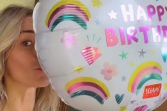 Elena Santarelli compie 45 anni, in forma e con nuove consapevolezze: “Non voglio sembrare più giovane. Voglio che il tempo si veda” - Gossip.it