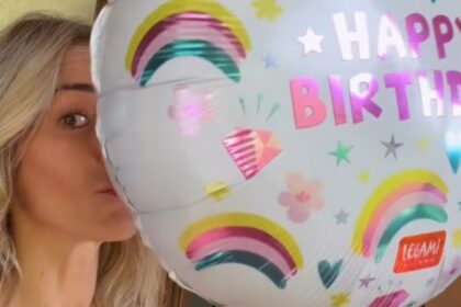 Elena Santarelli compie 45 anni, in forma e con nuove consapevolezze: “Non voglio sembrare più giovane. Voglio che il tempo si veda” - Gossip.it