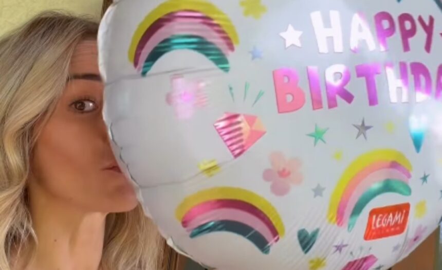 Elena Santarelli compie 45 anni, in forma e con nuove consapevolezze: “Non voglio sembrare più giovane. Voglio che il tempo si veda” - Gossip.it