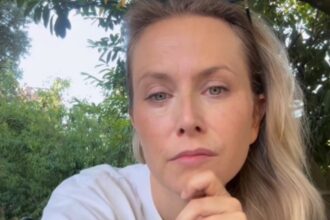 Margot Sikabonyi dopo le critiche sulle rughe: “A 18 anni mi dicevano se vuoi lavorare di più rifatti le tette” - Gossip.it