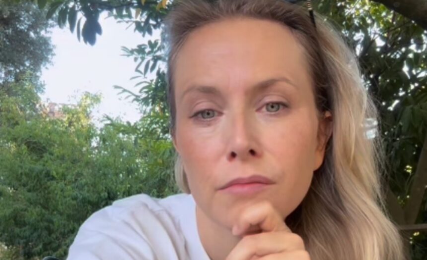 Margot Sikabonyi dopo le critiche sulle rughe: “A 18 anni mi dicevano se vuoi lavorare di più rifatti le tette” - Gossip.it