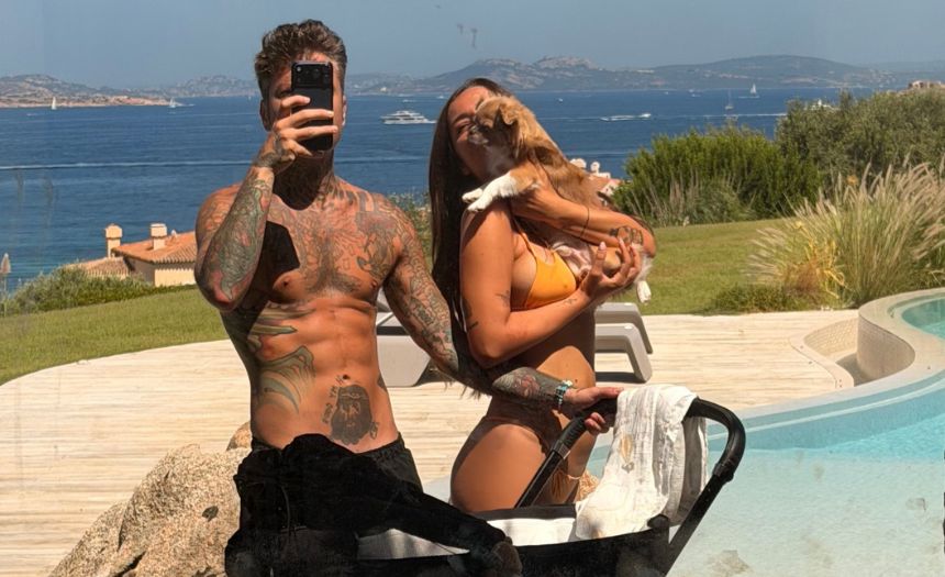 Fedez pubblica la prima foto a tre con Giulia e il neonato Edoardo Lupo dopo il ricovero: lo scatto di famiglia dalle vacanze in Sardegna - Gossip.it
