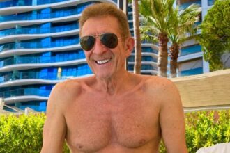 Ezio Greggio a 72 anni mostra il fisico “bestiale” in costume da bagno: foto - Gossip.it