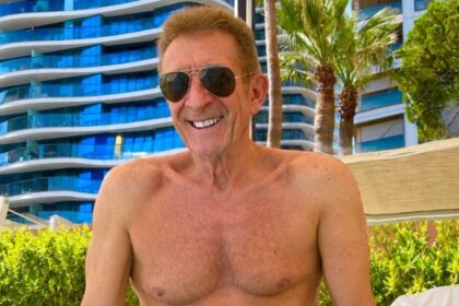 Ezio Greggio a 72 anni mostra il fisico “bestiale” in costume da bagno: foto - Gossip.it