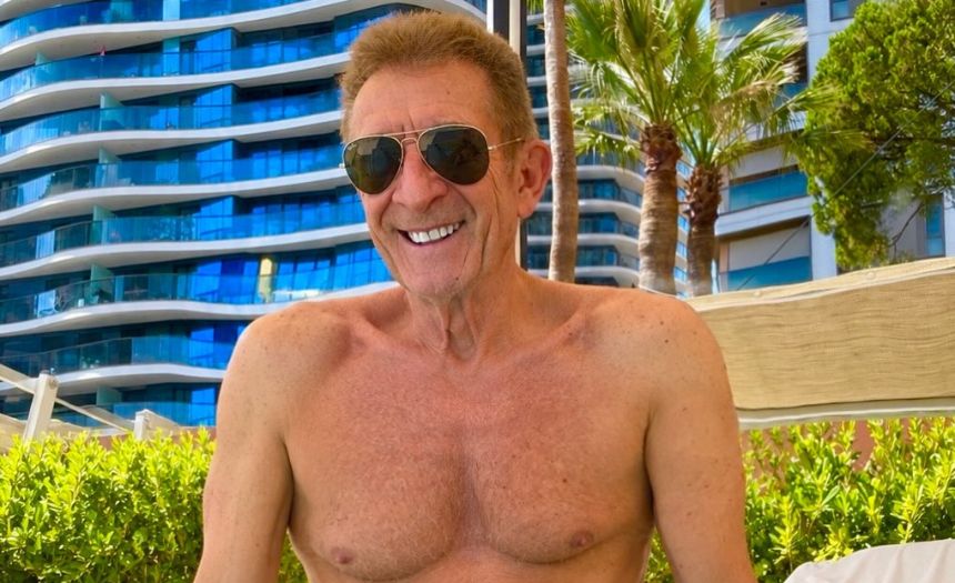 Ezio Greggio a 72 anni mostra il fisico “bestiale” in costume da bagno: foto - Gossip.it
