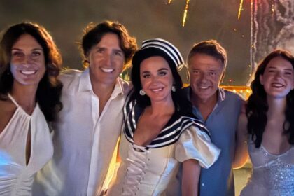 Matteo Renzi con moglie e figli incontra Katy Perry e il compagno Justin Trudeau in Sardegna: serata scatenata tra musica e amicizia - Gossip.it