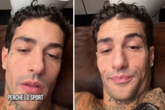 “Non volevo offendere”: Tony Effe, travolto dalle critiche per aver rivelato fiero la taglia dei suoi jeans, chiede scusa - Gossip.it