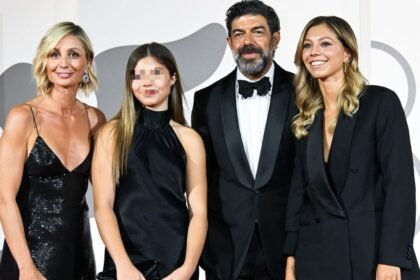 Sul red carpet porta tutta la famiglia: Pierfrancesco Favino con la moglie Anna Ferzetti e le due figlie al Festival di Venezia 2026, foto - Gossip.it