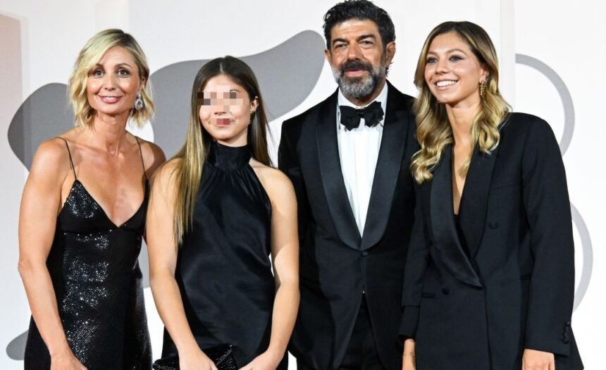 Sul red carpet porta tutta la famiglia: Pierfrancesco Favino con la moglie Anna Ferzetti e le due figlie al Festival di Venezia 2026, foto - Gossip.it