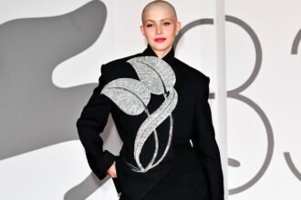 “Mi metto a piangere”: Natalia Paragoni con un look essenziale e la testa rasata per il tumore sul red carpet del Festival di Venezia 2026 - Gossip.it