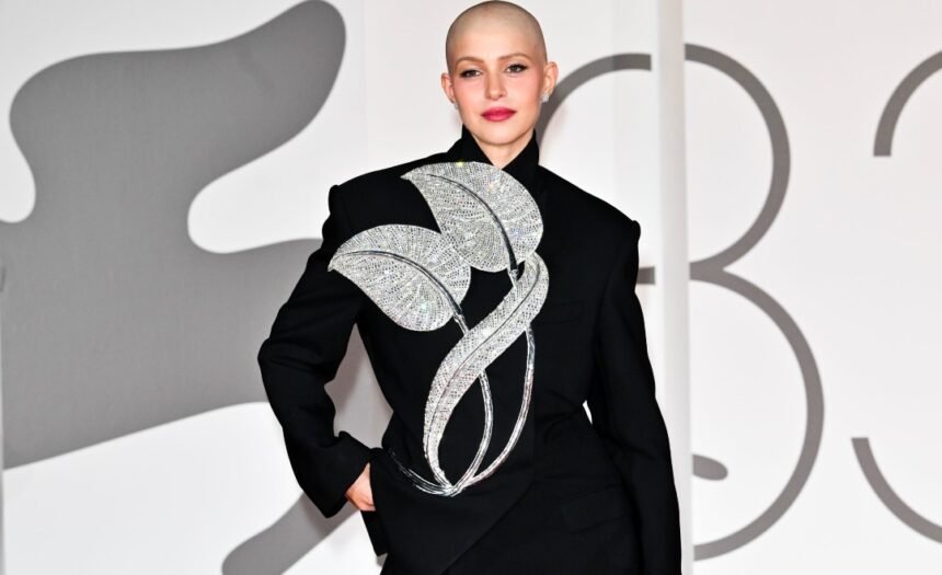 “Mi metto a piangere”: Natalia Paragoni con un look essenziale e la testa rasata per il tumore sul red carpet del Festival di Venezia 2026 - Gossip.it