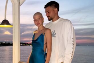 Natalia Paragoni elegantissima in Puglia con l’abito in raso azzurro e la testa calva: romantica con Andrea Zelletta - Gossip.it