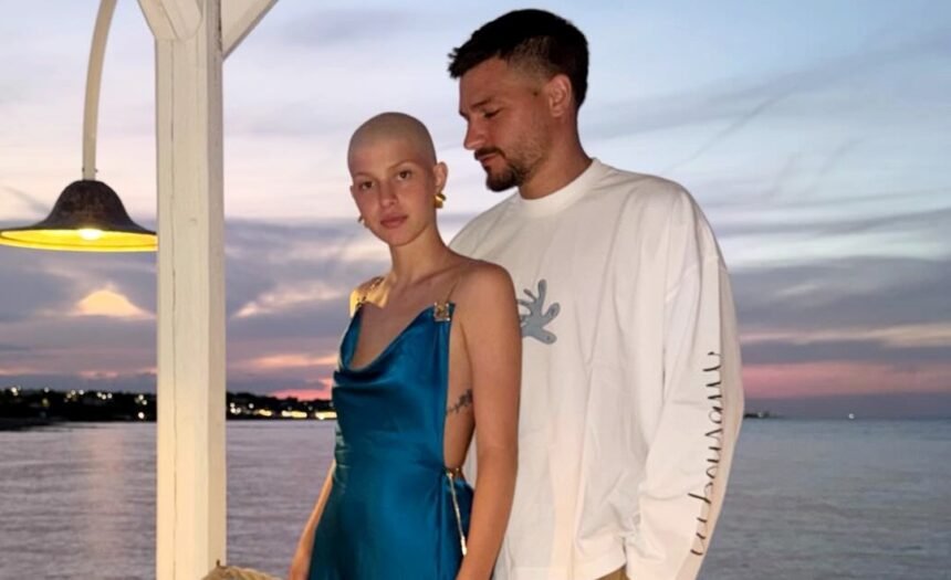 Natalia Paragoni elegantissima in Puglia con l’abito in raso azzurro e la testa calva: romantica con Andrea Zelletta - Gossip.it