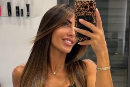 “Sei rifatta dalla testa ai piedi”: Guendalina Tavassi torna con i capelli lunghissimi e zittisce l’hater - Gossip.it
