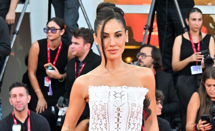 Giulia De Lellis al Festival di Venezia 2026  ‘in bianco’ con l’abito fatto coi centrini della nonna, foto - Gossip.it