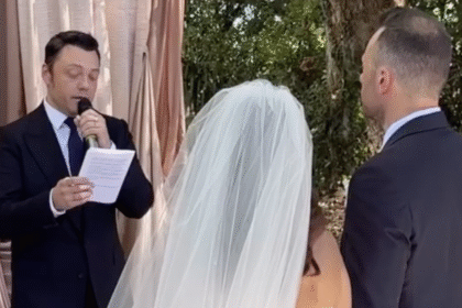 Tiziano Ferro legge la lettera dedicata agli sposi al matrimonio del fratello minore Flavio e si commuove, guarda - Gossip.it