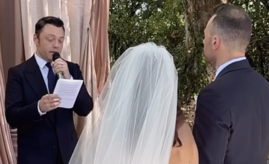 Tiziano Ferro legge la lettera dedicata agli sposi al matrimonio del fratello minore Flavio e si commuove, guarda - Gossip.it