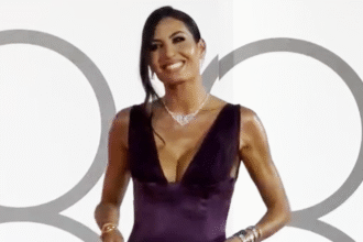 Elisabetta Gregoraci osa e sceglie un abito viola per sfilare sul red carpet del Festival di Venezia 2026, le immagini - Gossip.it