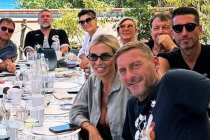 Francesco Totti e Noemi Bocchi scelgono ancora il mare: weekend lungo alle Eolie, ecco chi c’era - Gossip.it
