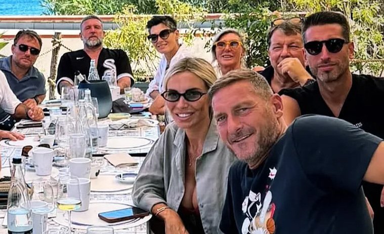 Francesco Totti e Noemi Bocchi scelgono ancora il mare: weekend lungo alle Eolie, ecco chi c’era - Gossip.it