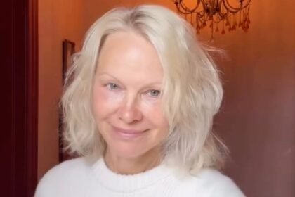“Era una sentenza di morte, mi ha sconvolto la vita”: Pamela Anderson parla della malattia infettiva contratta quando era con l’ex marito - Gossip.it