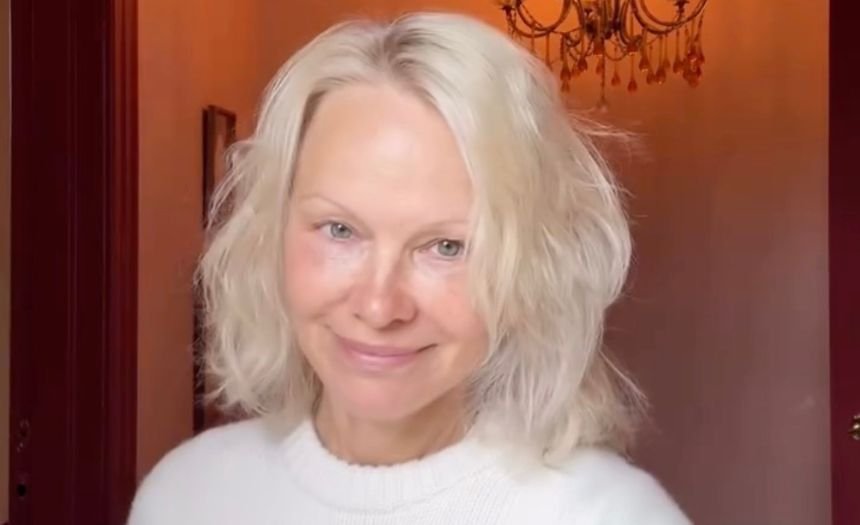 “Era una sentenza di morte, mi ha sconvolto la vita”: Pamela Anderson parla della malattia infettiva contratta quando era con l’ex marito - Gossip.it