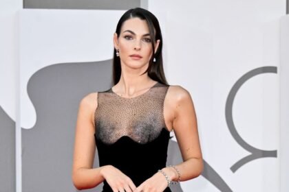Vittoria Ceretti, la top model italiana fidanzata di Leonardo DiCaprio, fotografatissima a Venezia 2026: eleganza e sensualità sul red carpet - Gossip.it