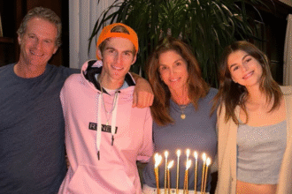 Cindy Crawford è “sotto shock per la devastante morte del figlio Presley”: una fonte spiega come starebbe la supermodel dopo la tragedia avvenuta domenica - Gossip.it