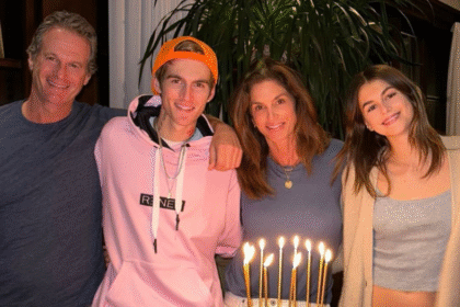 Cindy Crawford è “sotto shock per la devastante morte del figlio Presley”: una fonte spiega come starebbe la supermodel dopo la tragedia avvenuta domenica - Gossip.it