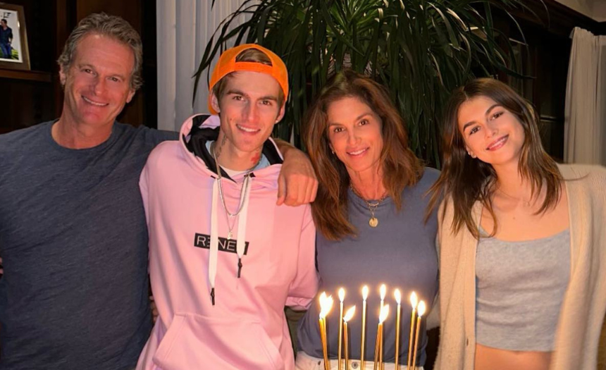 Cindy Crawford è “sotto shock per la devastante morte del figlio Presley”: una fonte spiega come starebbe la supermodel dopo la tragedia avvenuta domenica - Gossip.it