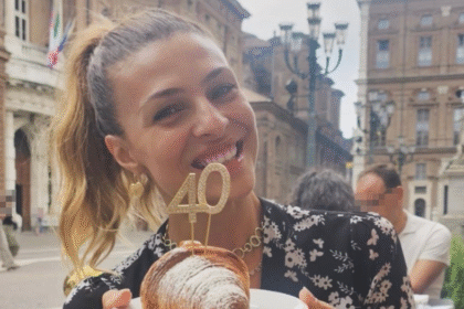 Cristina Chiabotto compie 40 anni: la foto sorridente in piazza a Torino con le candeline sul croissant - Gossip.it