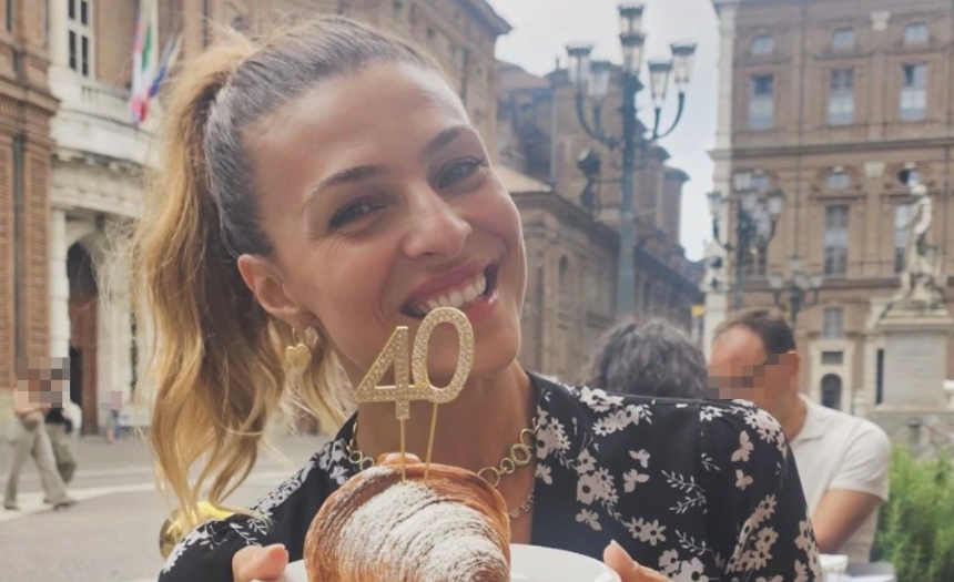 Cristina Chiabotto compie 40 anni: la foto sorridente in piazza a Torino con le candeline sul croissant - Gossip.it