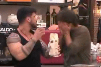 Simone Annicchiarico deve abbandonare la Casa del Grande Fratello Vip: il momento in cui sembra accorgersi di quanto successo e porta le mani al viso, cosa sappiamo - Gossip.it