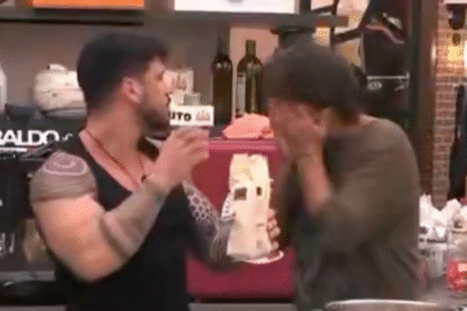 Simone Annicchiarico deve abbandonare la Casa del Grande Fratello Vip: il momento in cui sembra accorgersi di quanto successo e porta le mani al viso, cosa sappiamo - Gossip.it