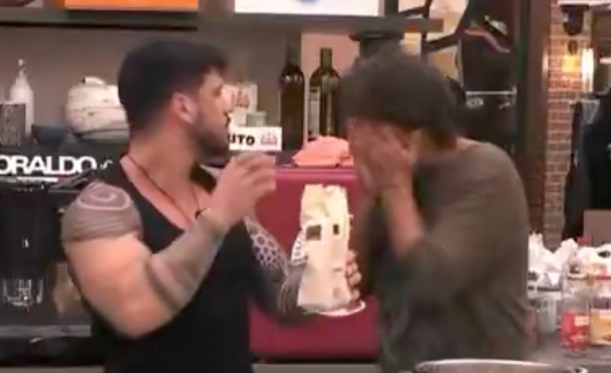 Simone Annicchiarico deve abbandonare la Casa del Grande Fratello Vip: il momento in cui sembra accorgersi di quanto successo e porta le mani al viso, cosa sappiamo - Gossip.it