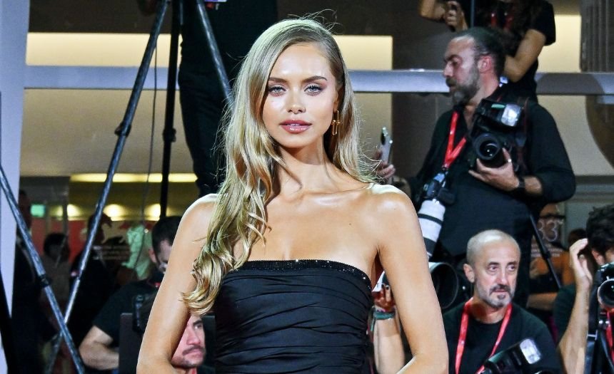 La bellissima fidanzata di Jannik Sinner conquista Venezia con un elegante look Armani: guarda Laila Hasanovic sul red carpet - Gossip.it