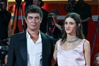 Riccardo Scamarcio e Benedetta Porcaroli abbracciati sul red carpet a Venezia 2026: la coppia torna a posare fianco a fianco in una rara apparizione pubblica - Gossip.it