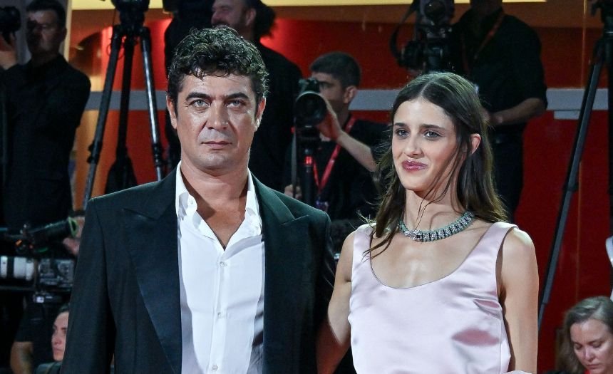 Riccardo Scamarcio e Benedetta Porcaroli abbracciati sul red carpet a Venezia 2026: la coppia torna a posare fianco a fianco in una rara apparizione pubblica - Gossip.it