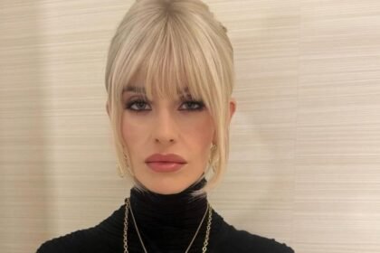 La confessione di Kelly Osbourne: “Ero dimagrita così tanto dopo la morte di mio padre Ozzy che ho dovuto indossare una parrucca ai Grammy Awards” - Gossip.it