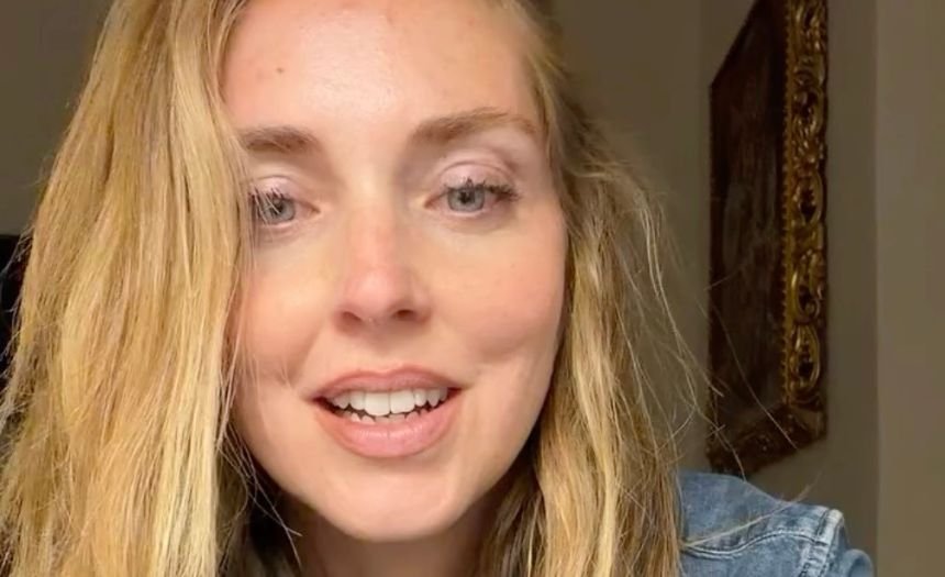 Le scrivono che ha i “denti di sotto storti e brutti da vedere”, Chiara Ferragni spiega perché non li ha modificati anche se ha due familiari dentisti: le sue parole - Gossip.it