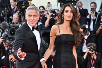 George Clooney e la moglie Amal fotografatissimi con look coordinati a Venezia sul red carpet d’apertura del Festival 2026: foto - Gossip.it